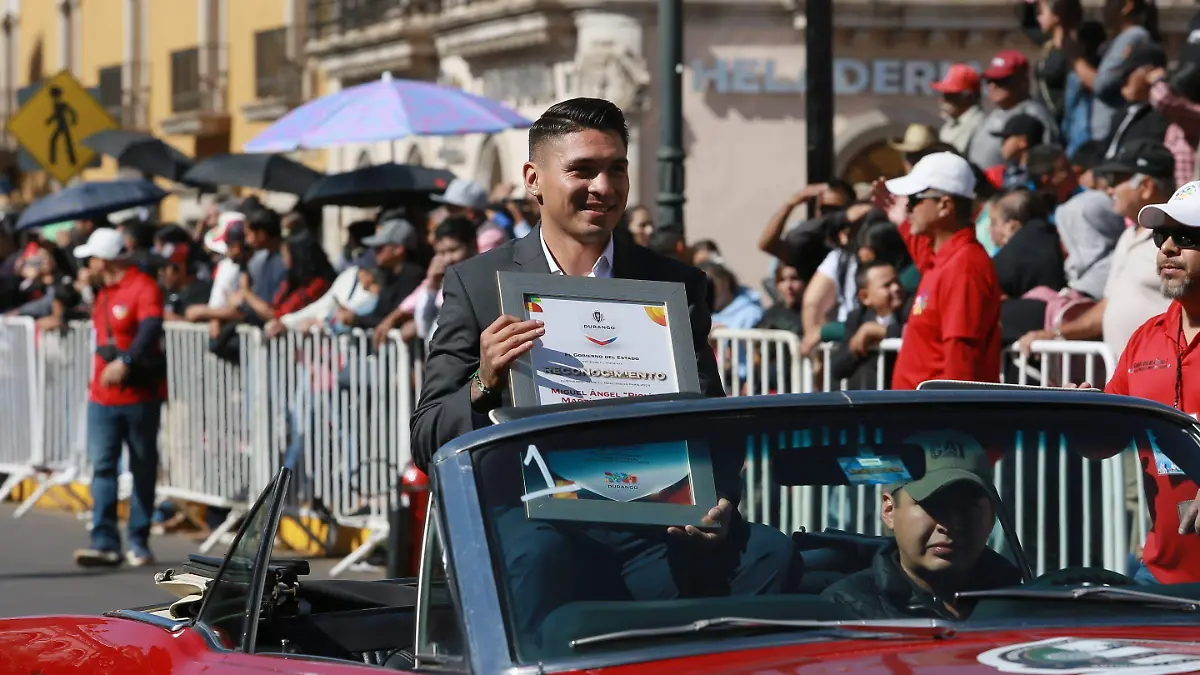 gobernador premia al piolín, fotos Lulú (1)